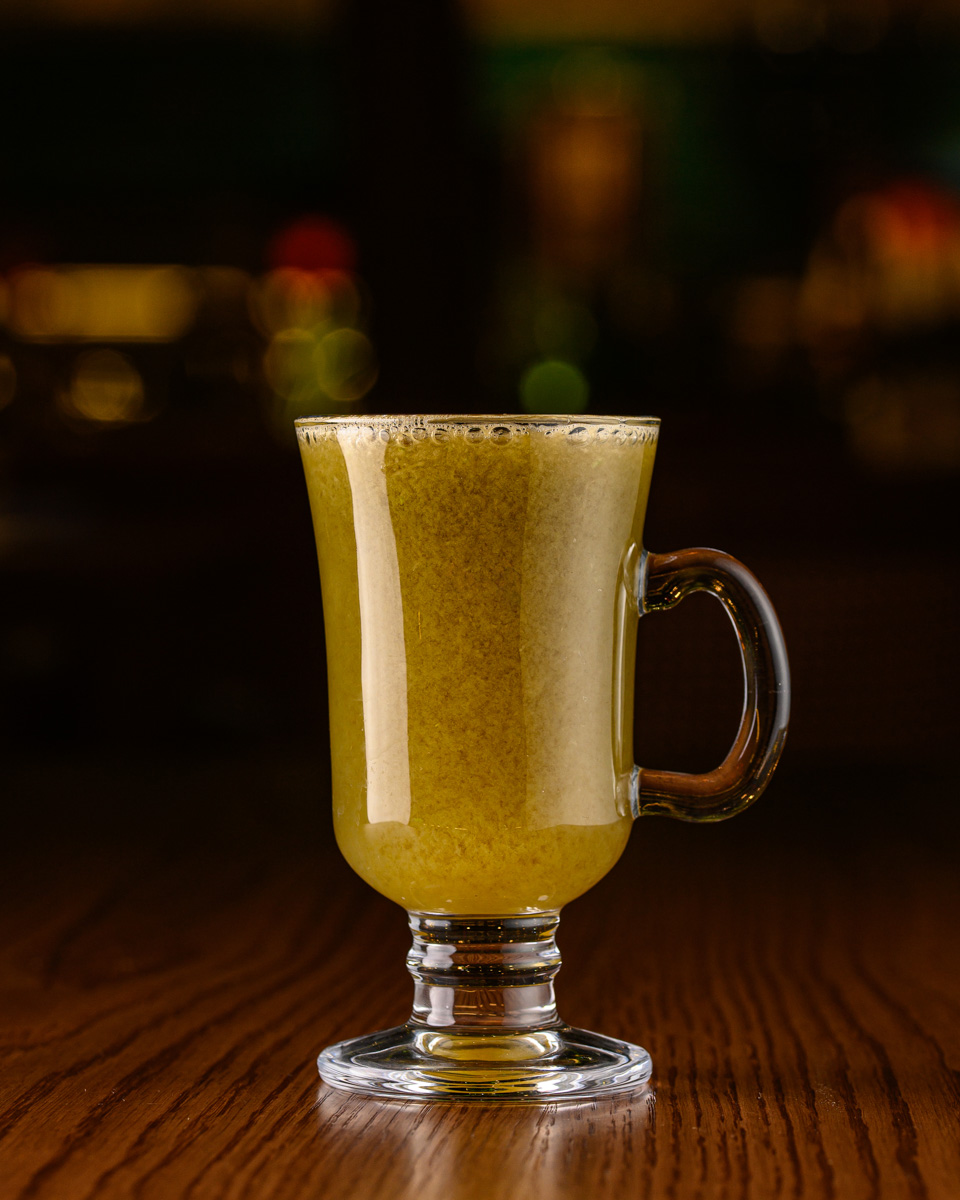 Taze sıkılmış elma ve havuç suyu