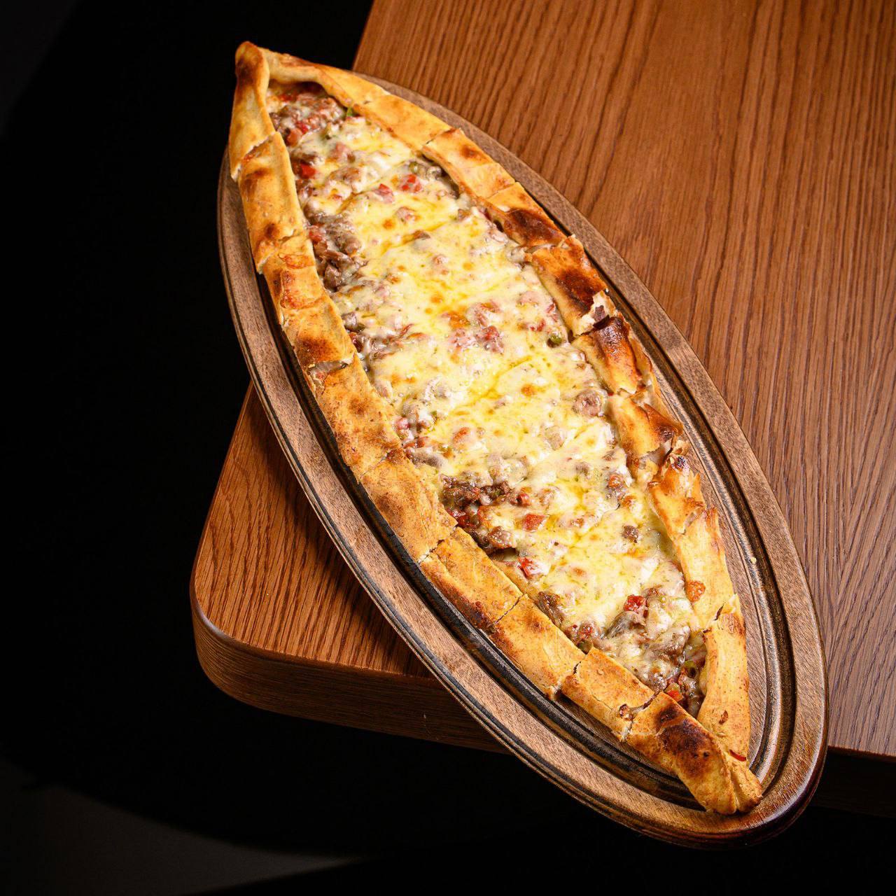 Kuşbaşı kaşarlı pide